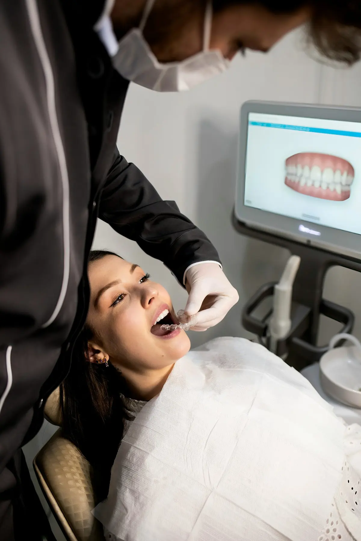 Sesión de higiene dental en la clínica