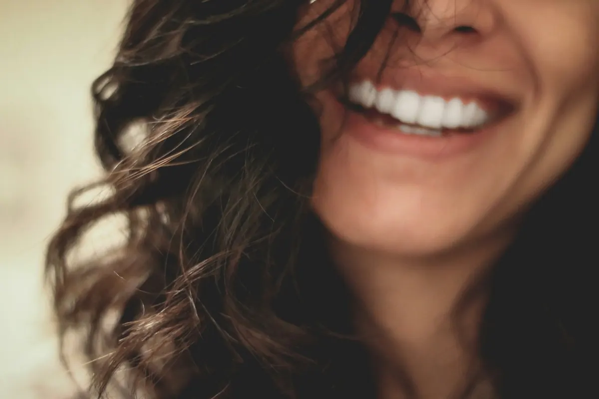 Paciente sonriendo tras el tratamiento